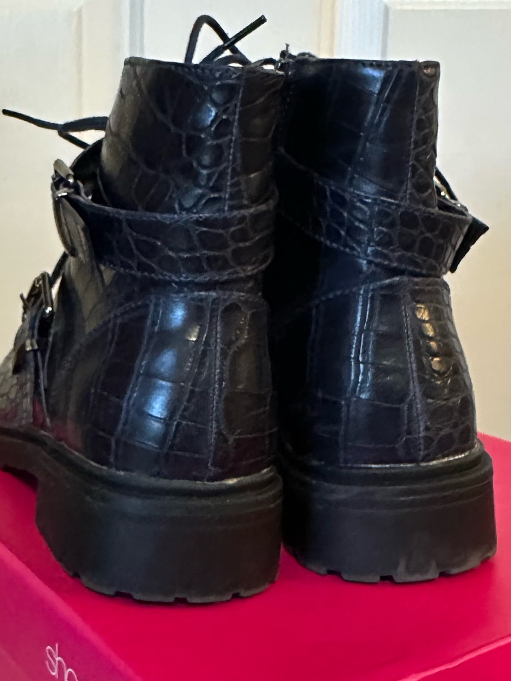 ShoeDazzle Donna Navy Croc Embossed Combat Boots NWOT Size 8 - Picture 5 of 8